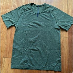 Lululemon Heathered green performance shirt MEDIUM